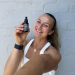 Valentina hält lächelnd eine VITAMIC ZEROLIMITS Flasche