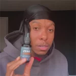 Jahde Williams hält eine VITAMIC ZEROLIMITS Flasche