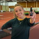 Nadine Reetz hält eine VITAMIC ZEROLIMITS Flasche in der Sporthalle
