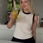 Madlen hält ein zubereitetes VITAMIC ZEROLIMITS Getränk