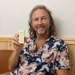 Arnil hält eine BIOSEN Verpackung im Videotestimonial