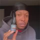 Jahde Williams hält eine VITAMIC ZEROLIMITS Flasche