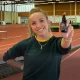 Nadine Reetz hält eine VITAMIC ZEROLIMITS Flasche in der Sporthalle