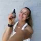 Valentina hält lächelnd eine VITAMIC ZEROLIMITS Flasche